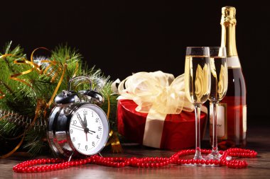 Yeni yıl partisinde şampanya kadehleri