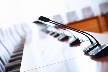 mikrofonlar ile konferans salonu