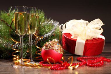 Yeni yıl partisinde şampanya kadehleri