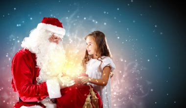 Noel Baba portresi bir kızla