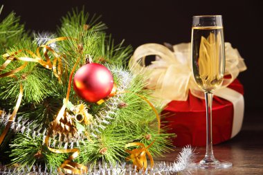 Bir bardak şampanya.