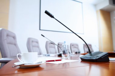 mikrofonlar ile konferans salonu