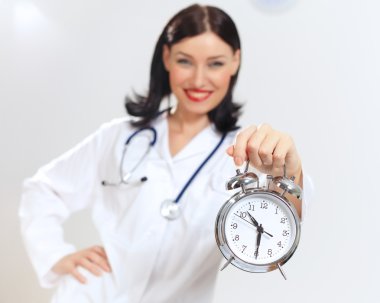 genç bir kadın doktor saatleri ile