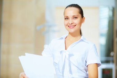 Kendine güvenen genç iş kadını portresi