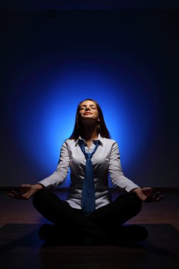 iş kadını meditasyon