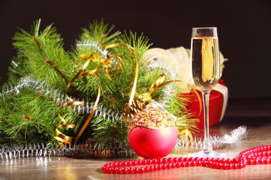 Bir bardak şampanya.