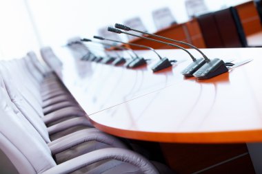 mikrofonlar ile konferans salonu