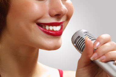 kadın şarkıcı portresi