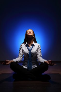 iş kadını meditasyon