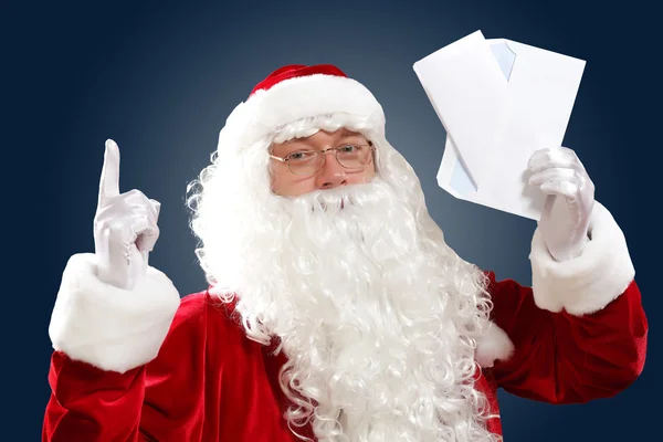 Noel Baba mektup okuyor. — Stok fotoğraf