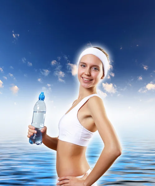 Спортивная женщина и чистая вода — стоковое фото