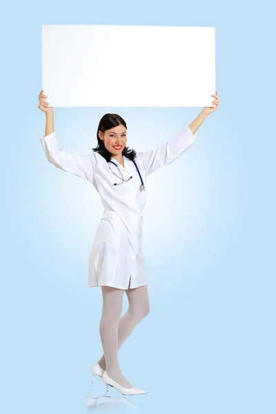 Ung kvinnlig läkare med en banner — Stockfoto