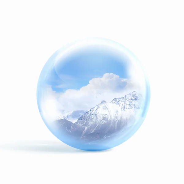 Снежные горы внутри стеклянного шара — стоковое фото