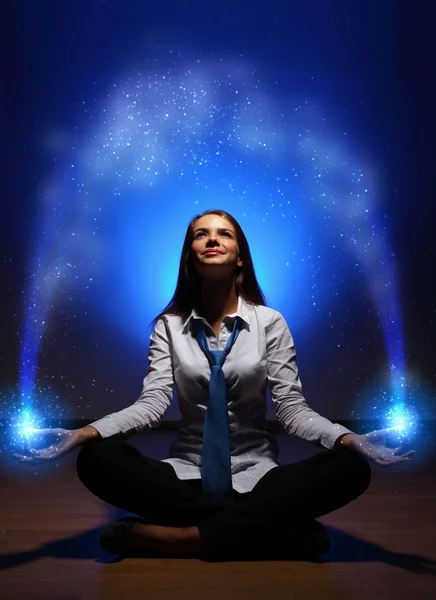 Business woman meditating — Stock Photo, Image