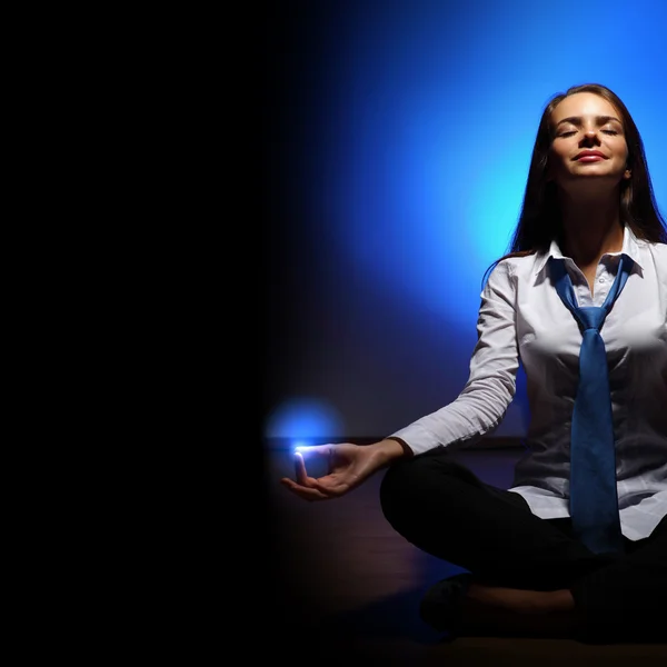 Mulher de negócios meditando — Fotografia de Stock