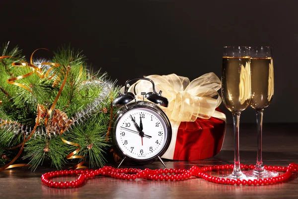 Yeni yıl partisinde şampanya kadehleri — Stok fotoğraf