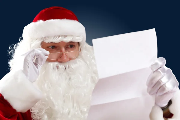 Papai Noel lendo uma carta — Fotografia de Stock