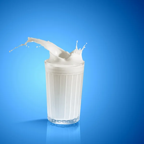 Verse melk in het glas — Stockfoto