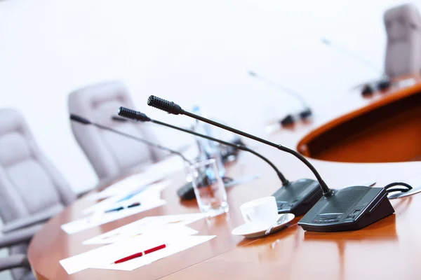 Sala de conferências com microfones — Fotografia de Stock