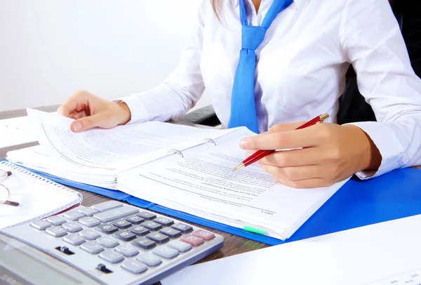 Femme d'affaires au bureau — Photo