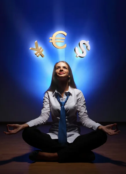 Affärskvinna med finansiella symboler runt — Stockfoto