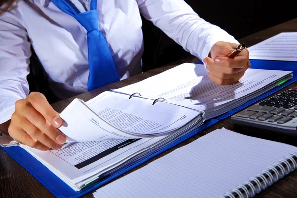 Femme d'affaires au bureau — Photo