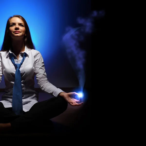 Mujer de negocios meditando — Foto de Stock