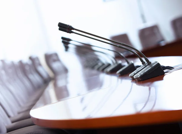 Sala de conferencias con micrófonos — Foto de Stock