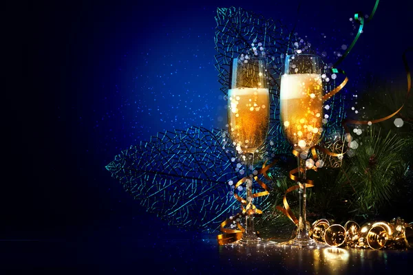 Las copas del champán en la fiesta de Año Nuevo —  Fotos de Stock