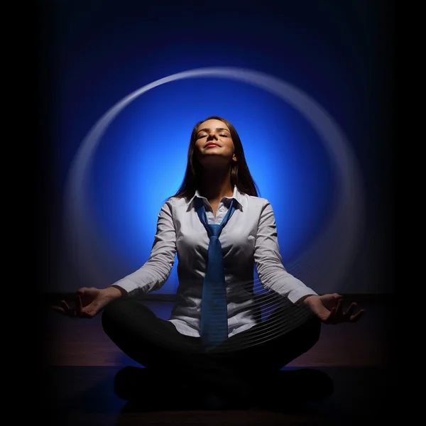 Geschäftsfrau meditiert — Stockfoto