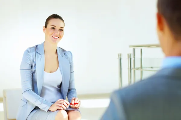 Portrait d'une jeune femme d'affaires confiante — Photo