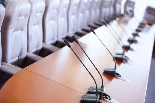 Sala de conferências com microfones — Fotografia de Stock