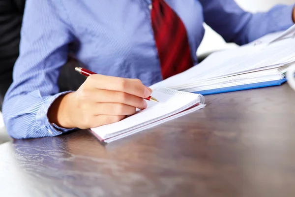 Femme d'affaires au bureau — Photo