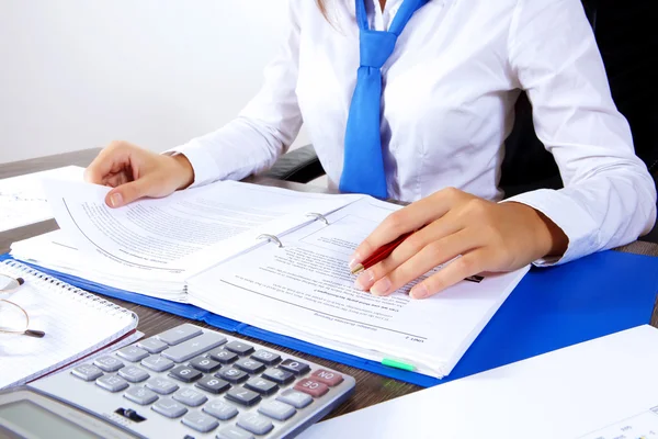 Femme d'affaires au bureau — Photo