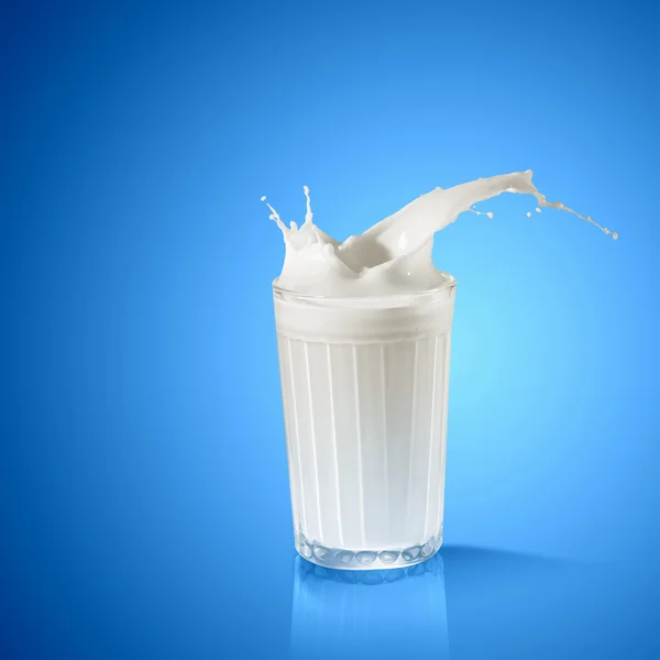 Färsk mjölk i glaset — Stockfoto