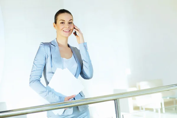 Porträtt av en självsäker ung affärskvinna — Stockfoto