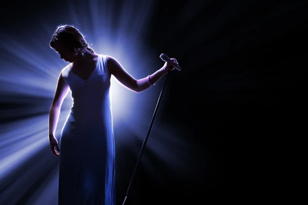 ステージ上で女性歌手 — ストック写真