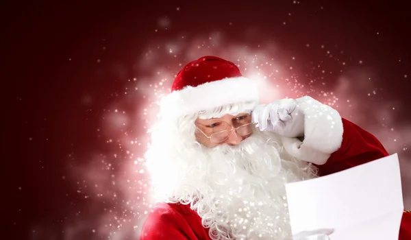 Санта с рождественским письмом — стоковое фото