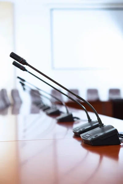 Sala de conferencias con micrófonos — Foto de Stock