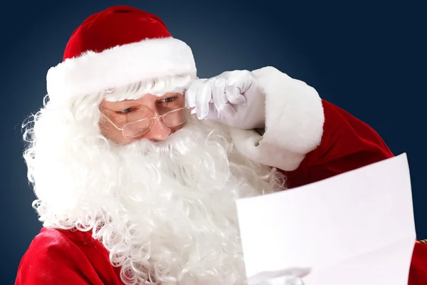 圣诞老人在看一封信 — 图库照片