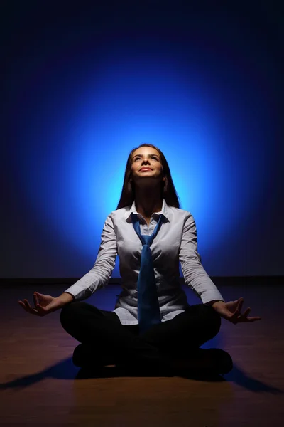 Деловая женщина медитирует — стоковое фото