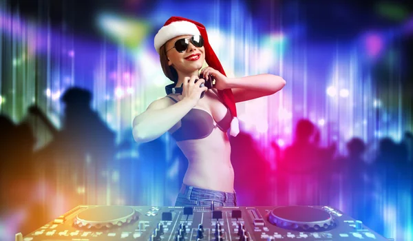 Weiblicher DJ in Weihnachtskleidung — Stockfoto