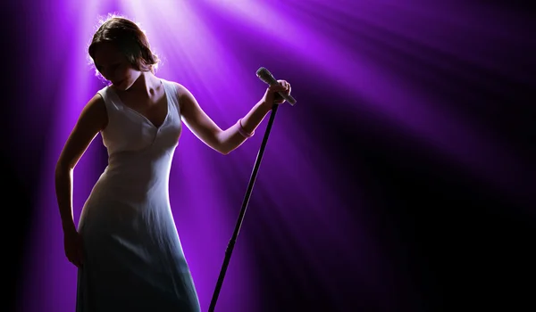 Cantora no palco — Fotografia de Stock