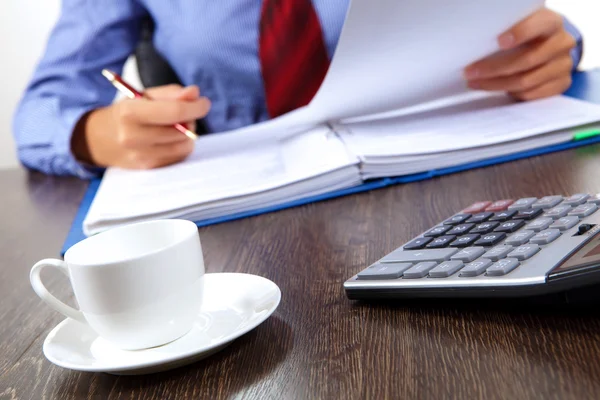 Femme d'affaires au bureau — Photo