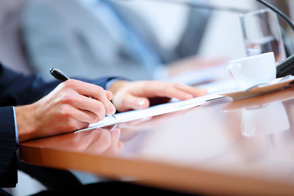 Деловые документы на столе
