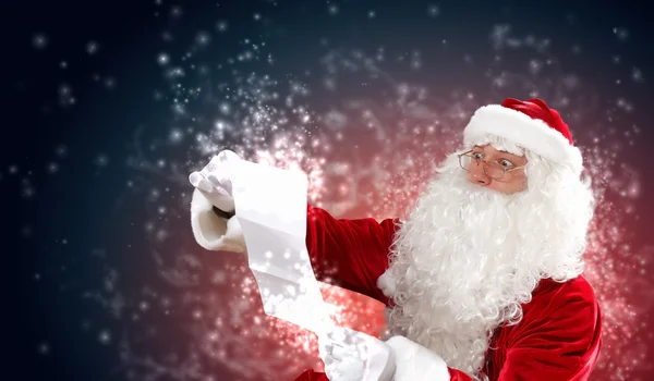 Santa con carta de Navidad — Foto de Stock