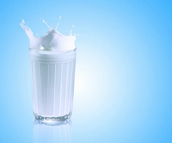 Verse melk in het glas — Stockfoto