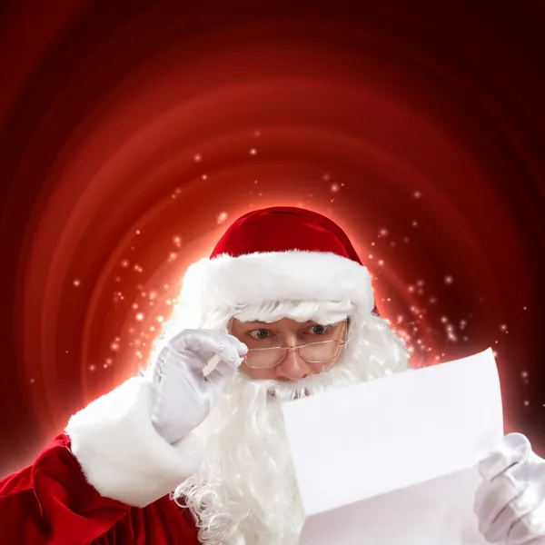 Santa com carta de Natal — Fotografia de Stock