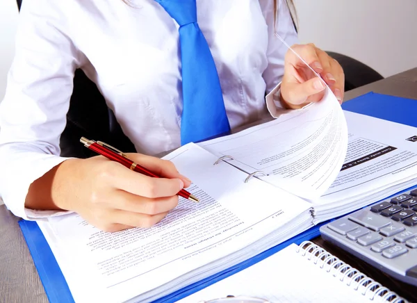 Geschäftsfrau im Büro — Stockfoto