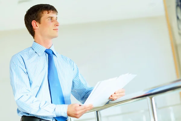 Portret van gelukkig lachend jonge businesman — Stockfoto